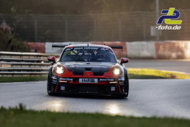 Porsche 911 GT3 Cup Nummer 900 mit eingeschalteten Scheinwerfern im Qualifying auf dem Nürburgring während der NLS Sportwarte-Trophy.