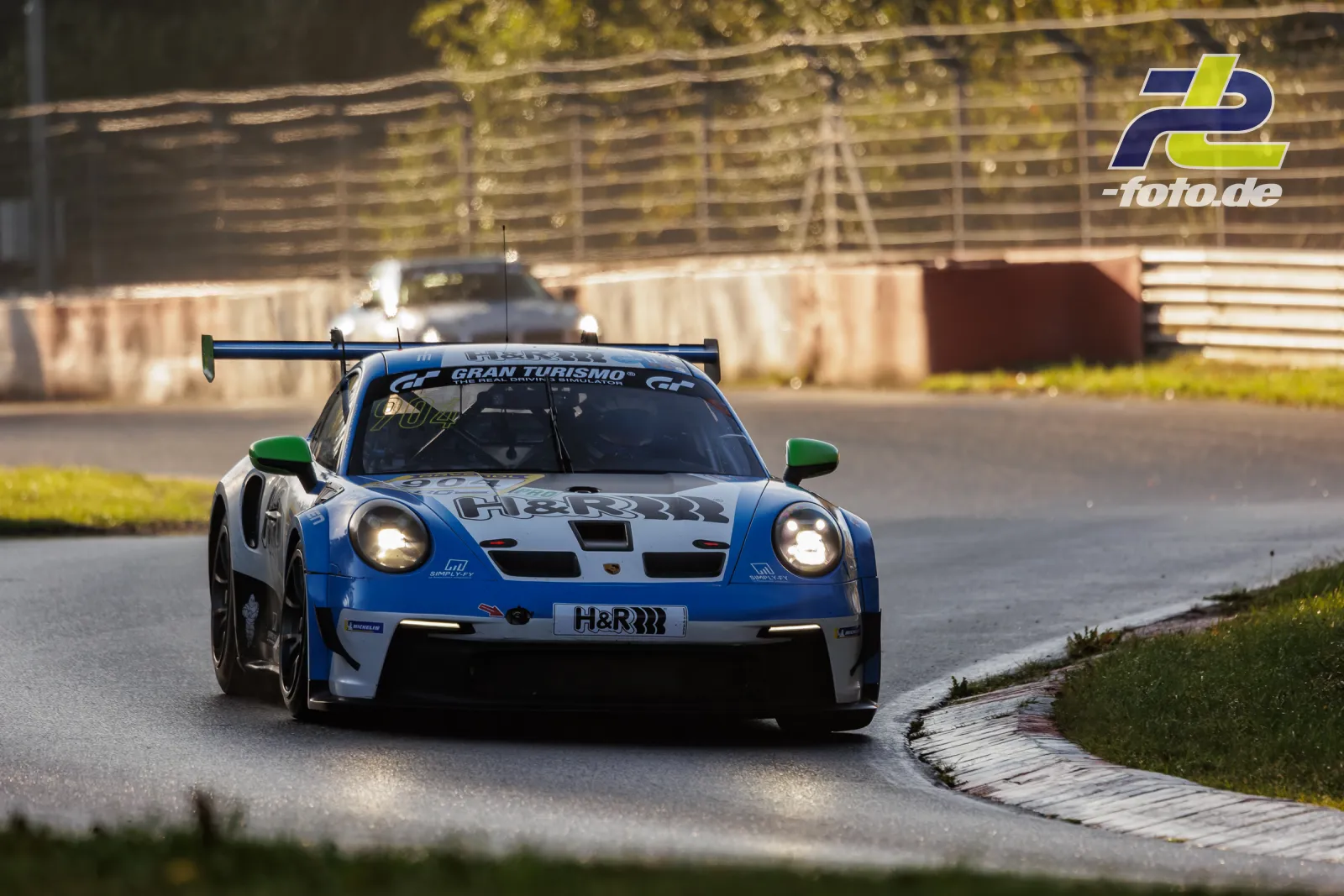 Porsche 911 GT3 Cup #904 in Kurve beim Qualifying zum NLS Lauf 10 am Nürburgring, frontal, Scheinwerfer eingeschaltet.