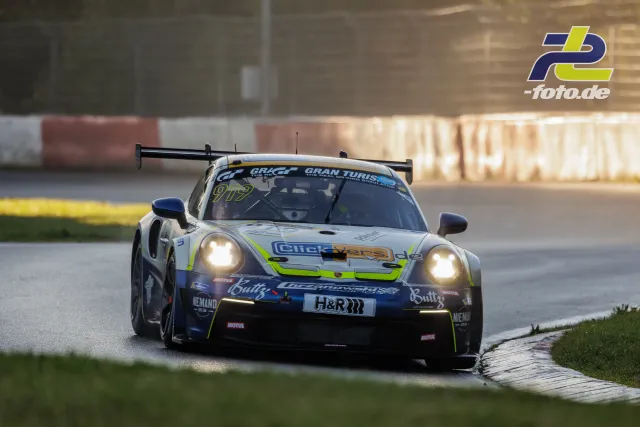 Porsche 911 GT3 Cup mit Startnummer 919 im Qualifying auf dem Nürburgring, Frontansicht mit eingeschalteten Scheinwerfern