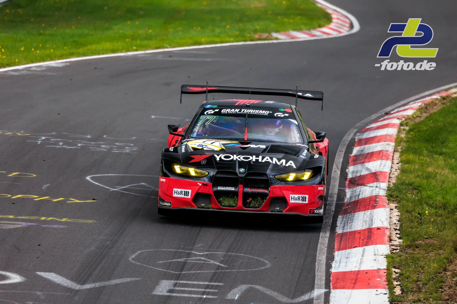 BMW M4 GT3 EVO #77 von Schubert Motorsport in Kurve auf dem Nürburgring bei der NLS Sportwarte-Trophy.