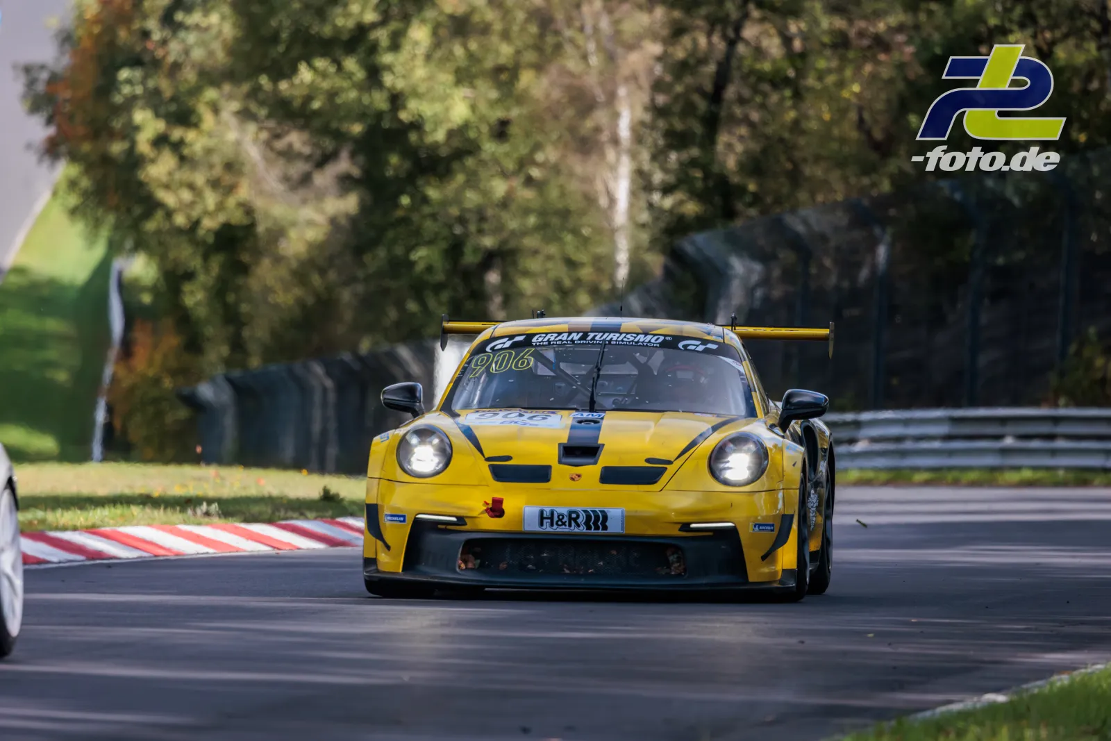 Porsche 911 GT3 Cup Startnummer 906 in gelb-schwarzer Lackierung auf dem Nürburgring während der NLS Sportwarte-Trophy.