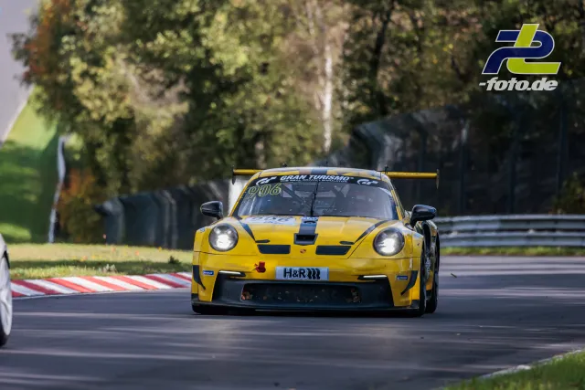 Gelber Porsche 911 GT3 mit schwarzen Streifen frontal auf der Nordschleife des Nürburgrings, Startnummer 906