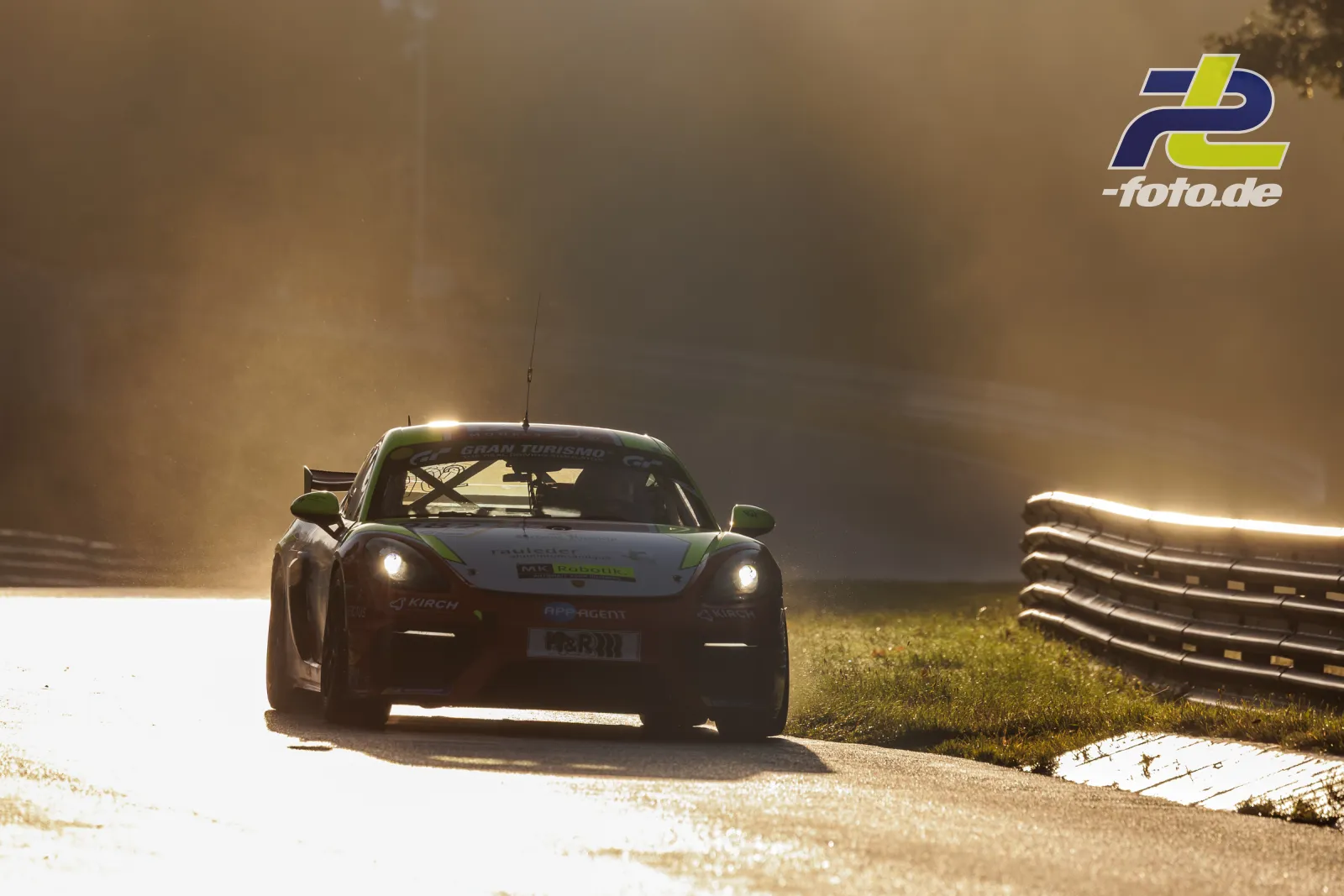 Porsche 718 Cayman GT4 CS im Gegenlicht während des Qualifyings beim NLS-Lauf am Nürburgring, W&S Motorsport.