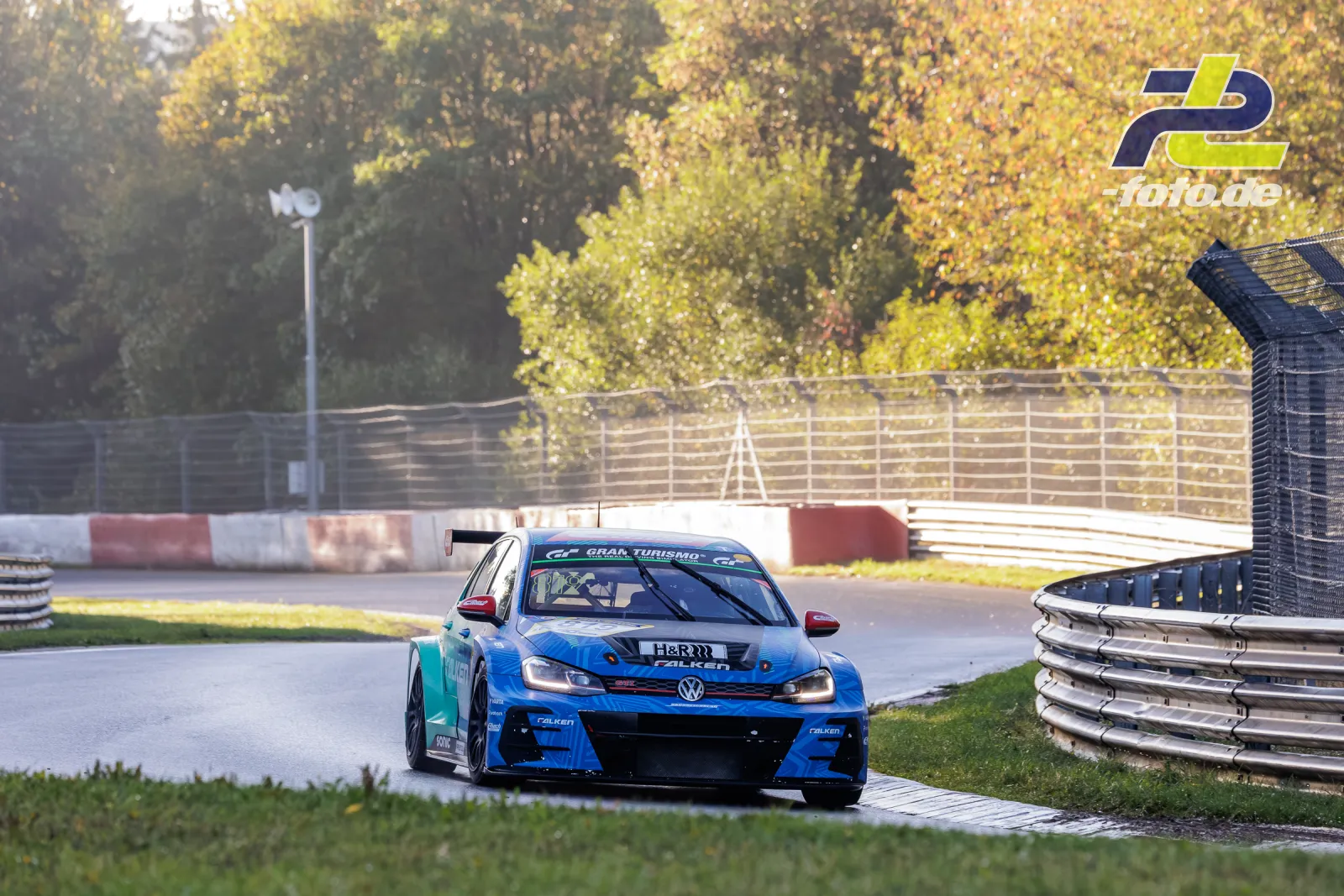 VW Golf VII GTI in Kurve auf dem Nürburgring beim Qualifying, Herbstatmosphäre mit bunten Bäumen im Hintergrund.
