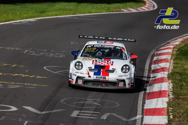 Porsche 911 GT3 mit Startnummer 902 in Liqui Moly-Lackierung auf der Nordschleife während des Rennens.