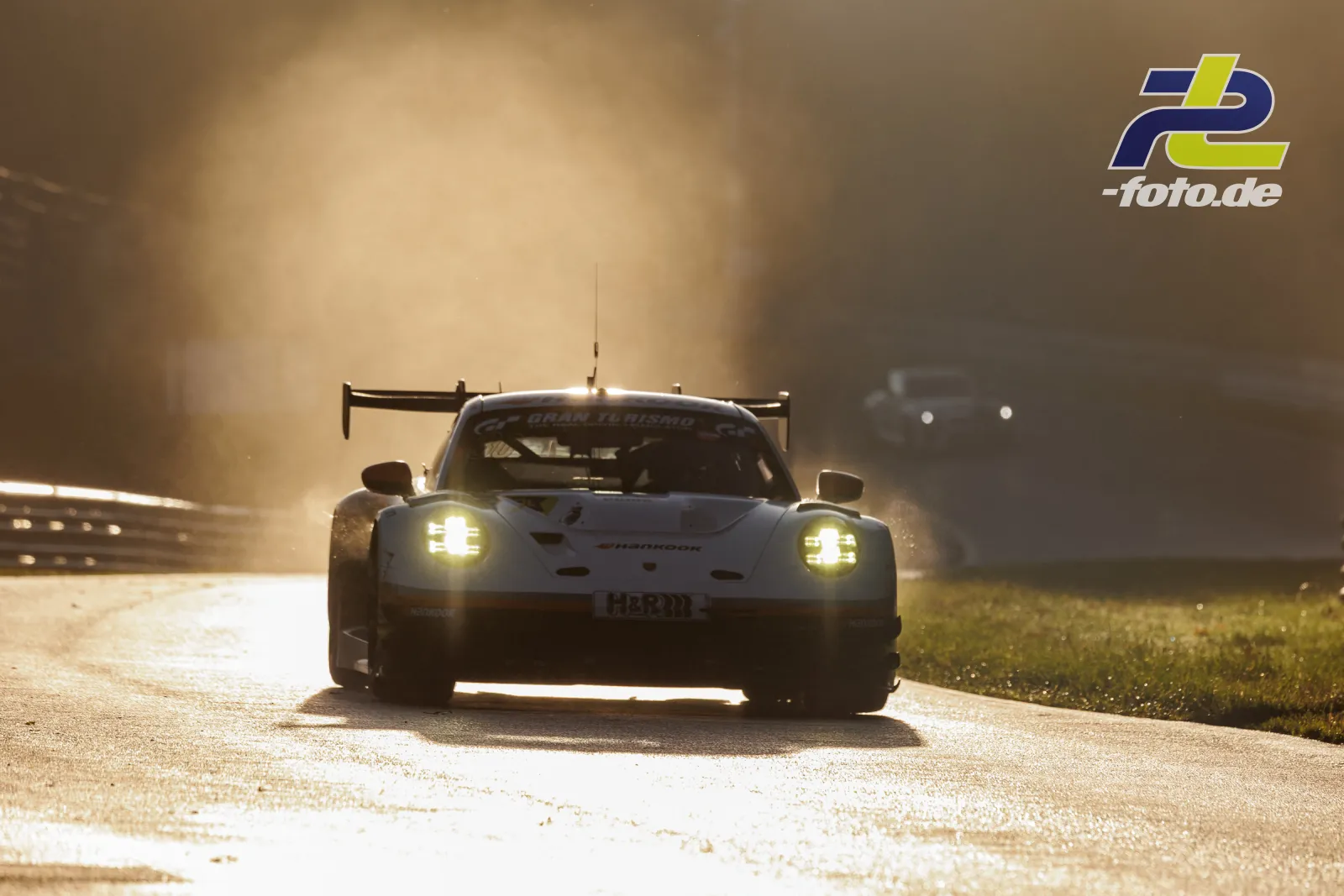 Porsche 911 GT3 R #30 von Hankook Competition in stimmungsvollem Gegenlicht auf der Geraden am Nürburgring während des Qualifyings zur NLS.