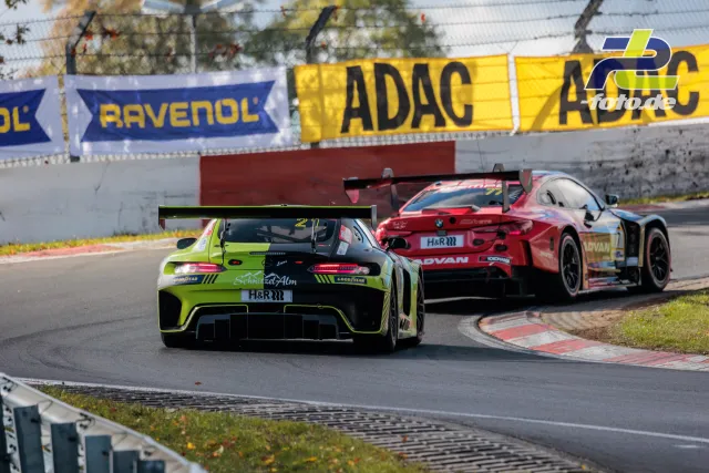 Zwei GT3-Rennwagen in enger Verfolgung auf der Nordschleife, Nürburgring NLS Rennen