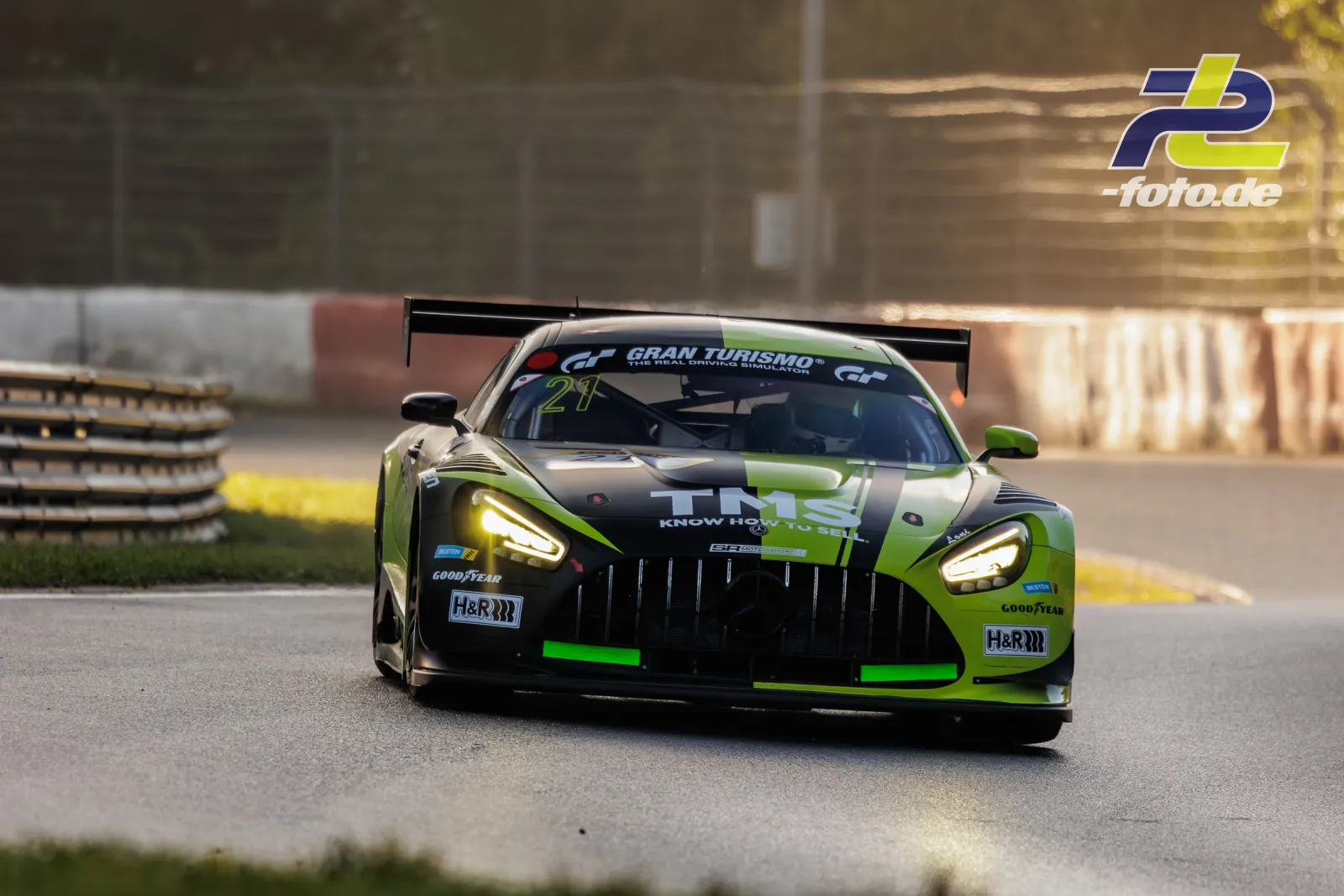 Mercedes-AMG GT3 #21 von SR Motorsport by Schnitzelalm in grün-schwarzer Lackierung während des Qualifyings beim NLS Lauf 10 auf dem Nürburgring.