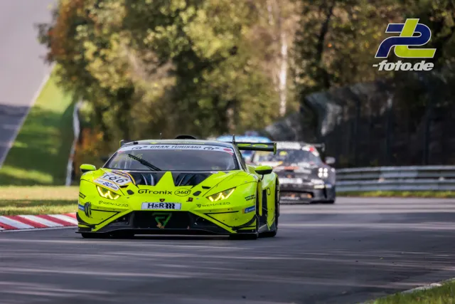 Neongelber Lamborghini Huracán GT3 #786 von GTronix führt auf der Nürburgring-Nordschleife vor Verfolgern im NLS-Rennen.