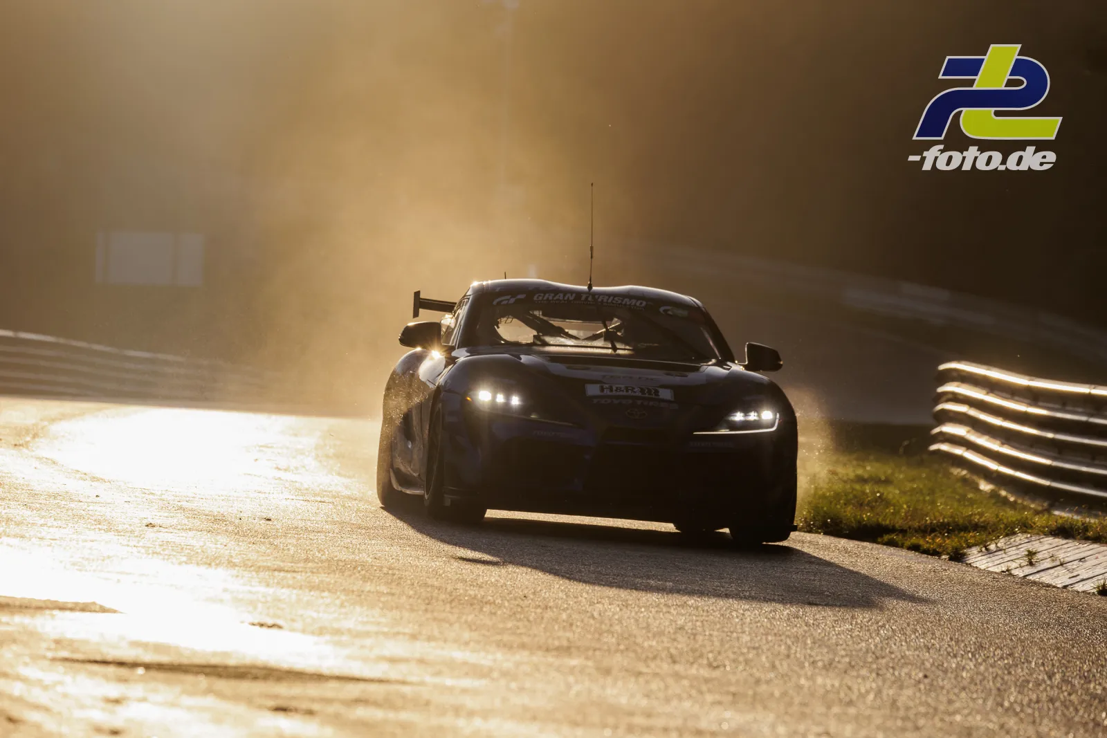 Toyota Supra GT4 im Gegenlicht auf dem Nürburgring während des Qualifyings, NLS Lauf 10.