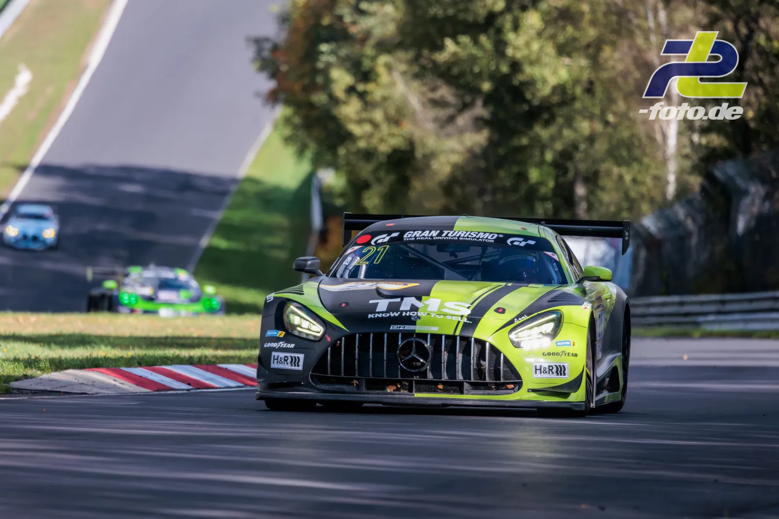 Mercedes-AMG GT3 #21 von SR Motorsport by Schnitzelalm in grün-schwarzer Lackierung während des NLS-Rennens auf der Nordschleife.