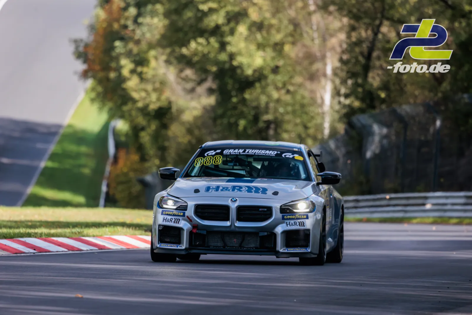 BMW M2 mit Startnummer 888 in Kurve auf der Nürburgring-Nordschleife während der NLS Sportwarte-Trophy