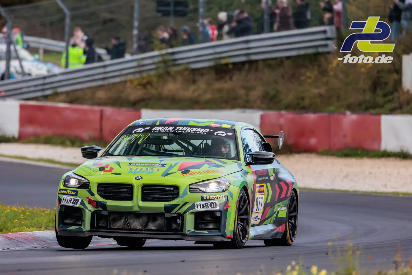 BMW M2 Racing #877 von RAVENOL Motorsport in grün-pinker Lackierung auf dem Nürburgring während der 2. NLS Sportwarte-Trophy.