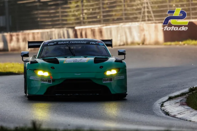 Aston Martin Vantage GT3 #37 in türkis-grüner Lackierung mit eingeschalteten Scheinwerfern im Qualifying auf dem Nürburgring.