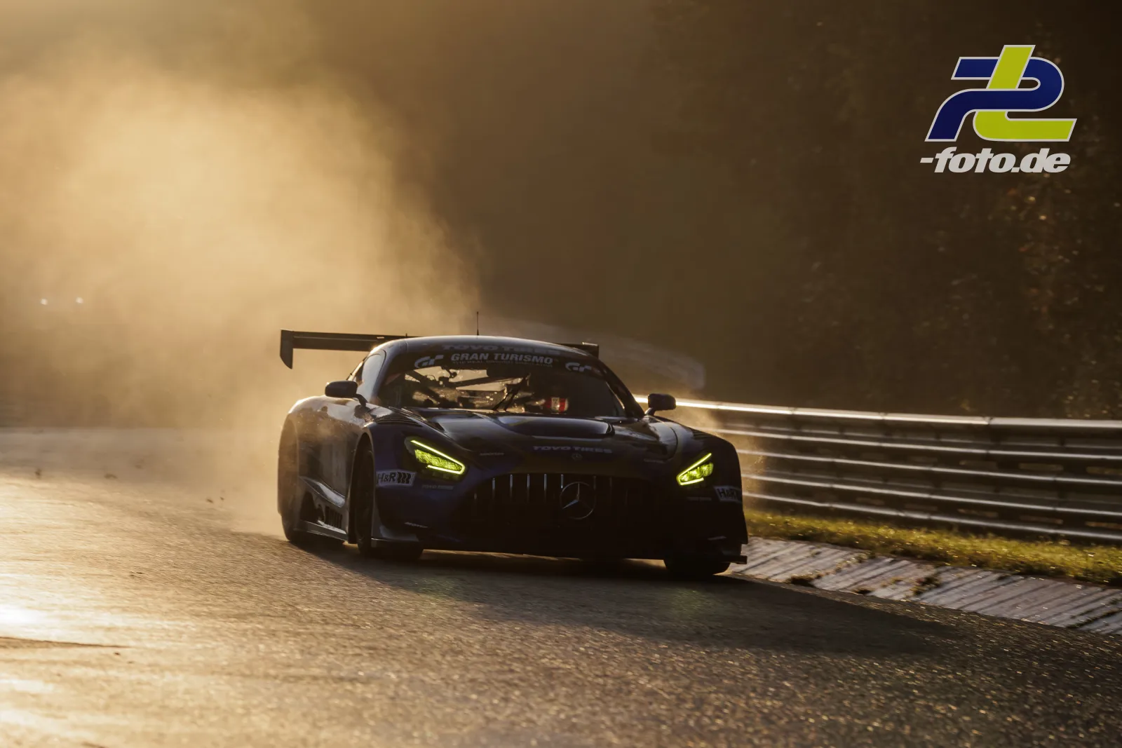 Mercedes-AMG GT3 im Gegenlicht auf dem Nürburgring während des Qualifyings zur NLS Sportwarte-Trophy mit gelben Scheinwerfern.