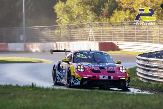 Porsche 911 GT3 R in pinker Fanatec-Lackierung während des Qualifyings auf dem Nürburgring, Herbstkulisse