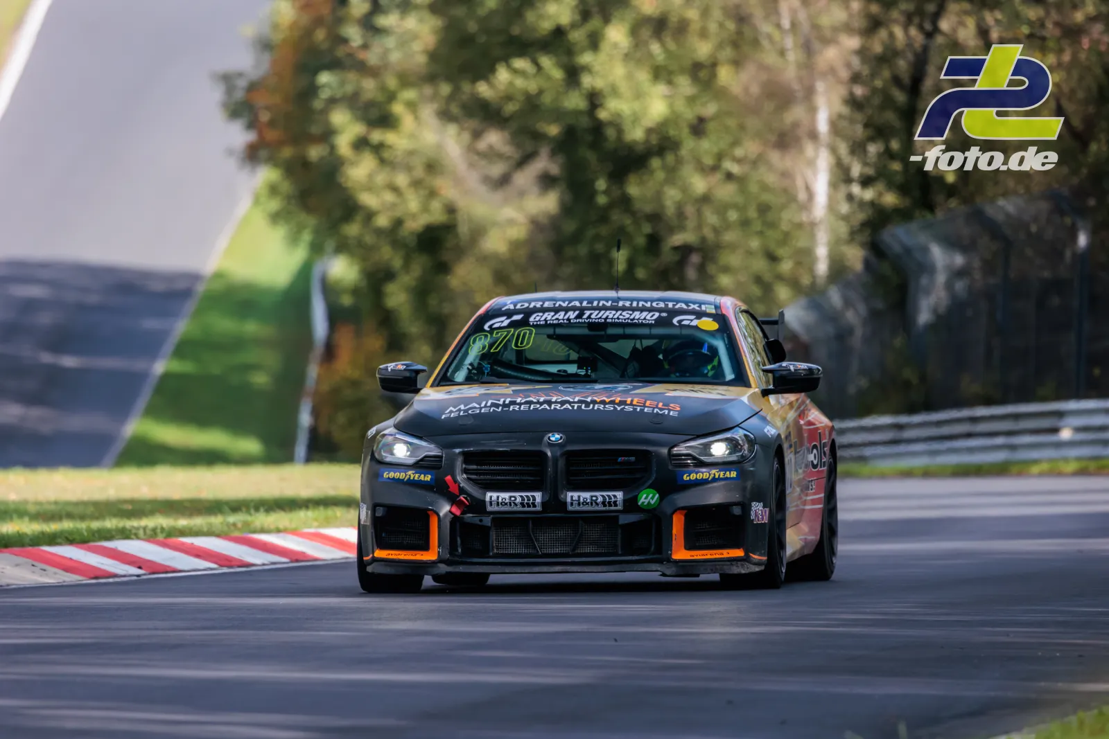 BMW M2 Racing von Adrenalin Motorsport Team Mainhattan Wheels auf dem Nürburgring während des Rennens der NLS Sportwarte-Trophy.