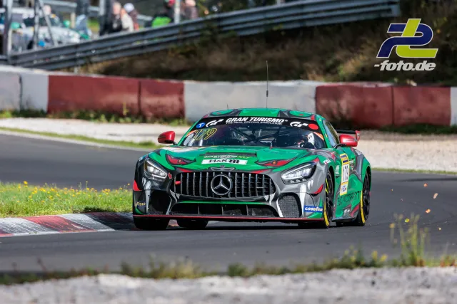 Mercedes-AMG GT3 Nummer 479 in grün-roter Lackierung frontal in einer Kurve der Nürburgring-Nordschleife beim NLS-Rennen.