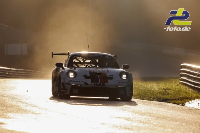 Porsche 911 GT3 R im Gegenlicht beim Qualifying auf dem Nürburgring, H&R-Sponsoring und Gran Turismo-Schriftzug erkennbar.