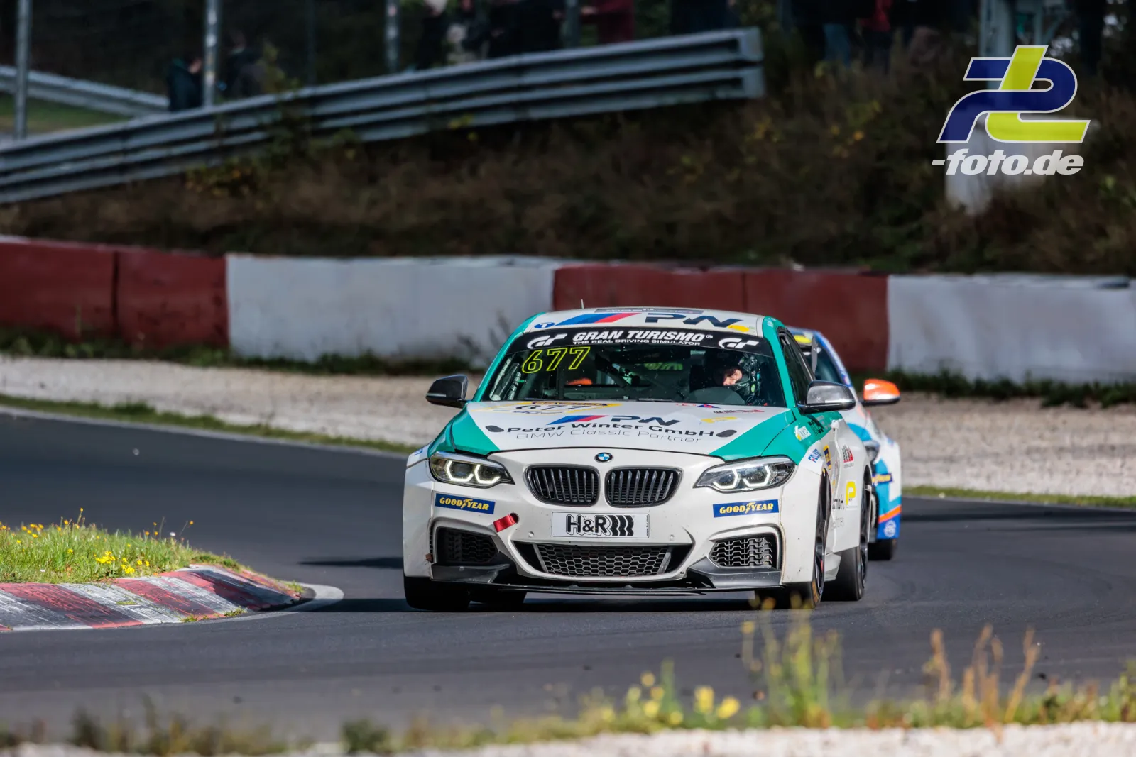 BMW M240i Racing Cup Nummer 677 von asBest Racing in der Kurve auf dem Nürburgring während des NLS-Rennens.