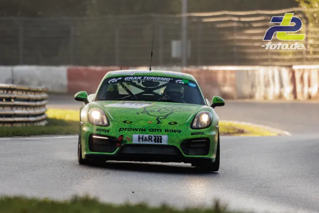 Grüner Porsche Cayman auf der Nordschleife beim Qualifying zur 2. NLS Sportwarte-Trophy am Nürburgring.