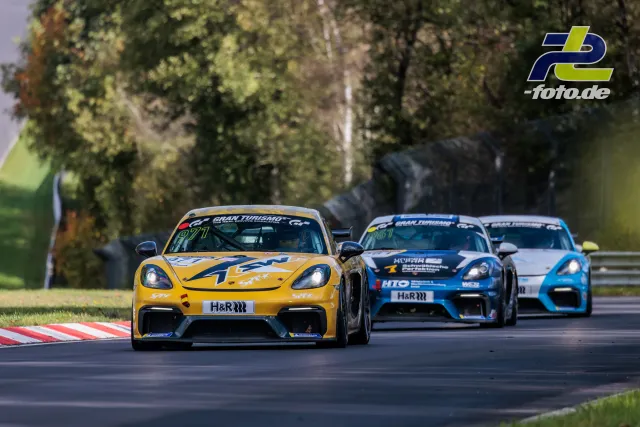 Drei Porsche 718 Cayman GT4 in Formation auf der Nordschleife während der NLS Sportwarte-Trophy.