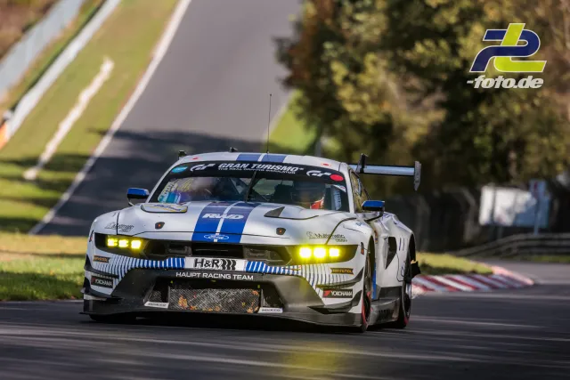 Ford Mustang GT4 des Haupt Racing Team in schneller Rechtskurve auf der Nürburgring-Nordschleife bei Sonnenschein