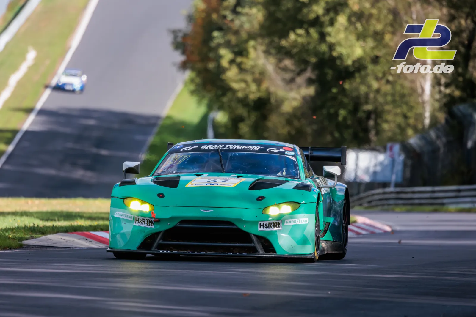 Türkisfarbener Aston Martin Vantage GT3 #37 in der Kurve auf der Nordschleife beim NLS-Rennen, Nürburgring.