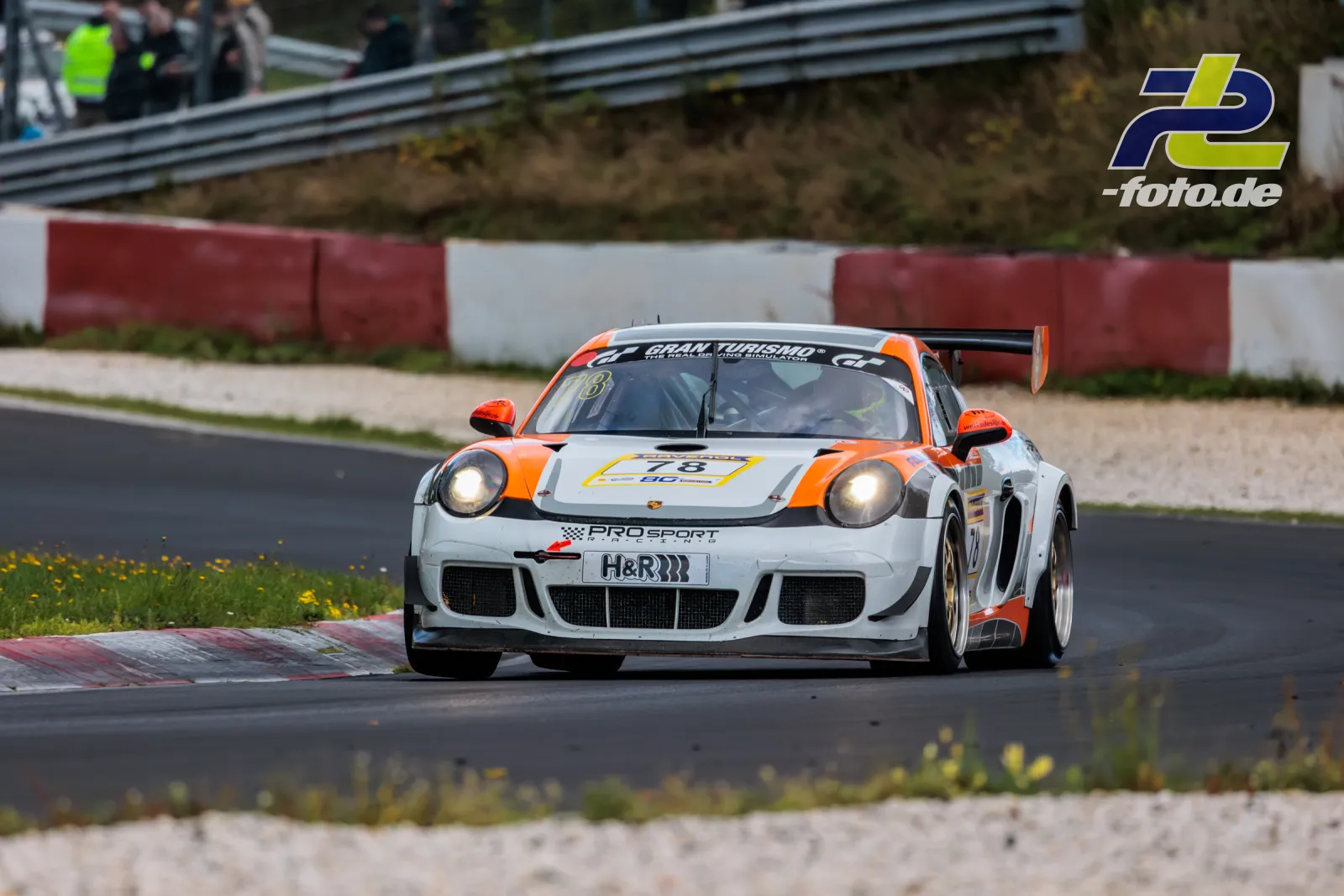 Porsche Cayman Pro4 #78 von PROsport racing in weiss-oranger Lackierung während des Rennens auf dem Nürburgring bei der NLS Sportwarte-Trophy.
