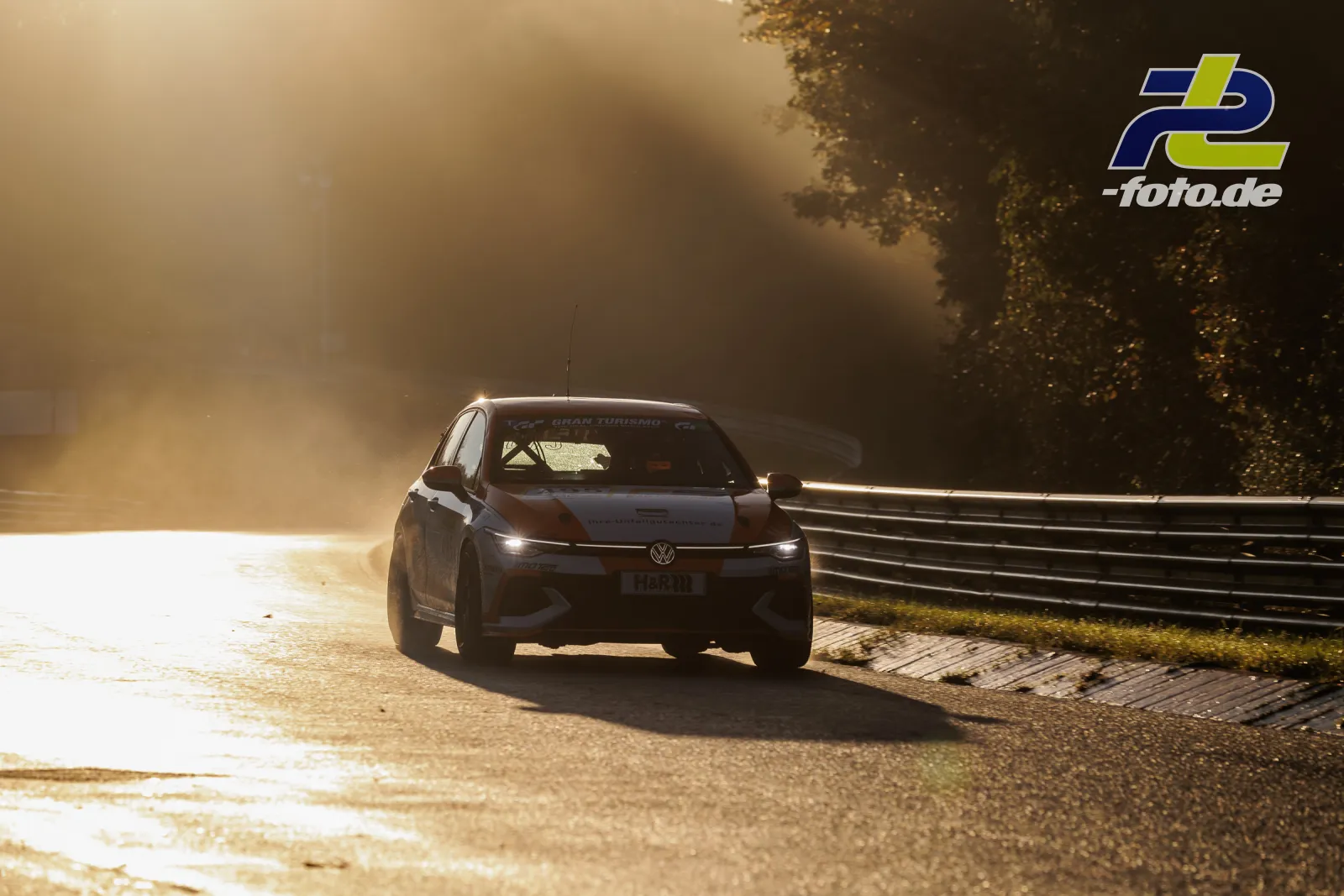 VW Golf 8.5 GTI Clubsport im Gegenlicht während des Qualifyings auf dem Nürburgring, NLS Lauf 10, MSC Dhünn e.V.