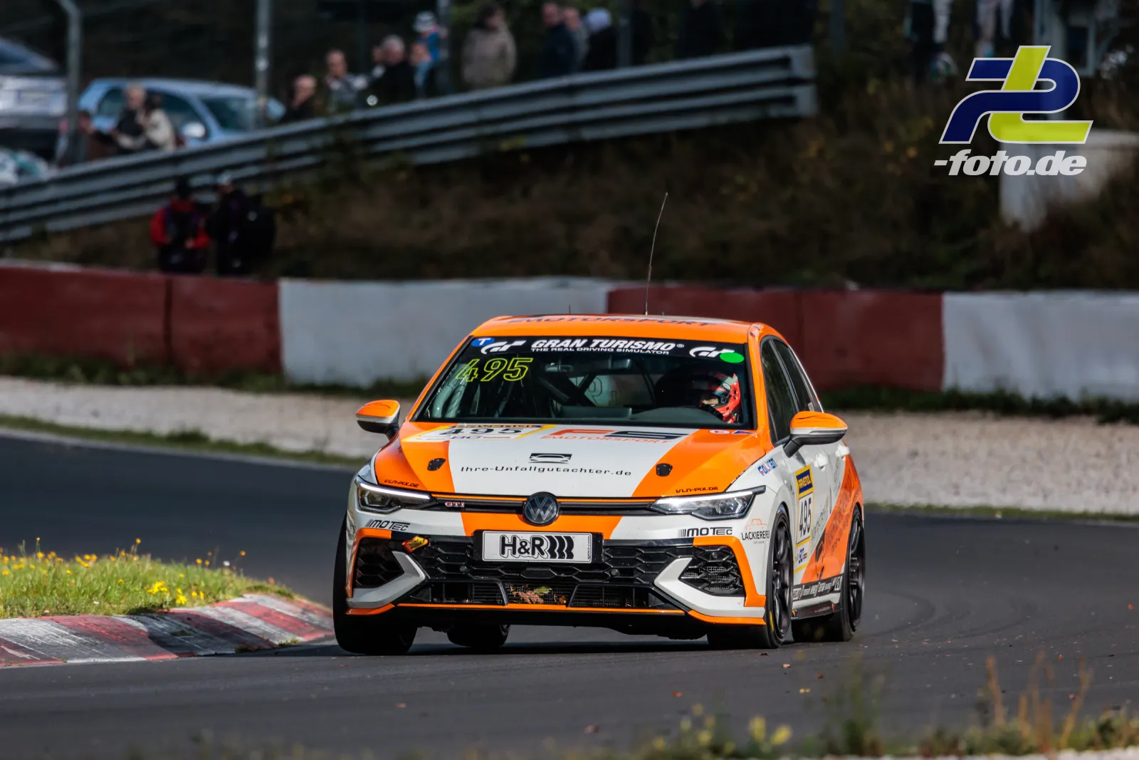VW Golf 8.5 GTI Clubsport #495 des MSC Dhünn e.V. in Kurve auf der Nürburgring-Nordschleife beim NLS-Rennen, Frontalansicht