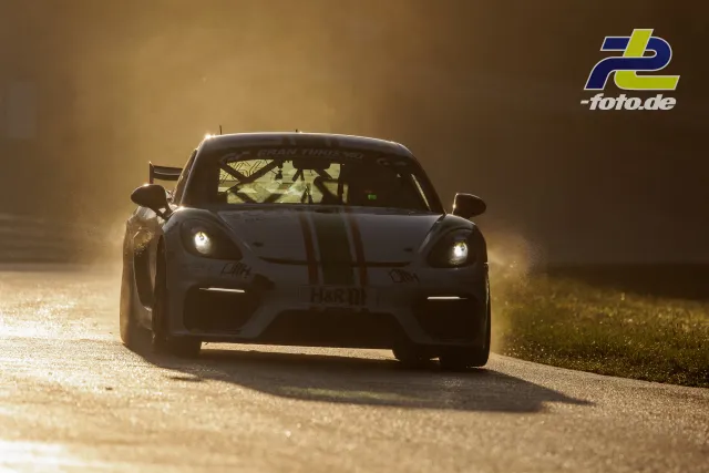 Porsche Cayman GT4 im Gegenlicht auf der Nürburgring-Nordschleife während des Qualifyings zur NLS Sportwarte-Trophy.