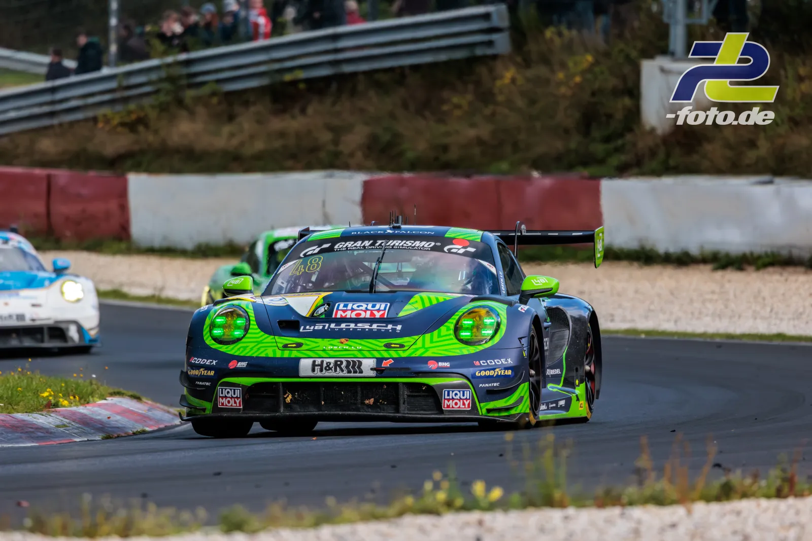 Porsche 911 GT3 R EVO #48 von LOSCH Motorsport by BLACK FALCON in blau-grüner Lackierung auf der Nordschleife des Nürburgrings beim NLS-Rennen.
