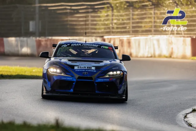 Toyota GR Supra in blau-schwarzer Lackierung während des Qualifyings auf dem Nürburgring bei der NLS Sportwarte-Trophy.