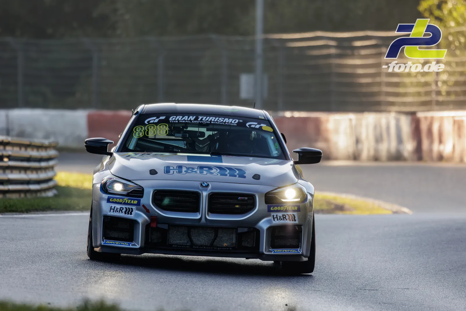 BMW M2 Racing #888 von Hofor Racing by Bonk Motorsport in Frontalansicht während des Qualifyings beim NLS Lauf 10 auf dem Nürburgring.
