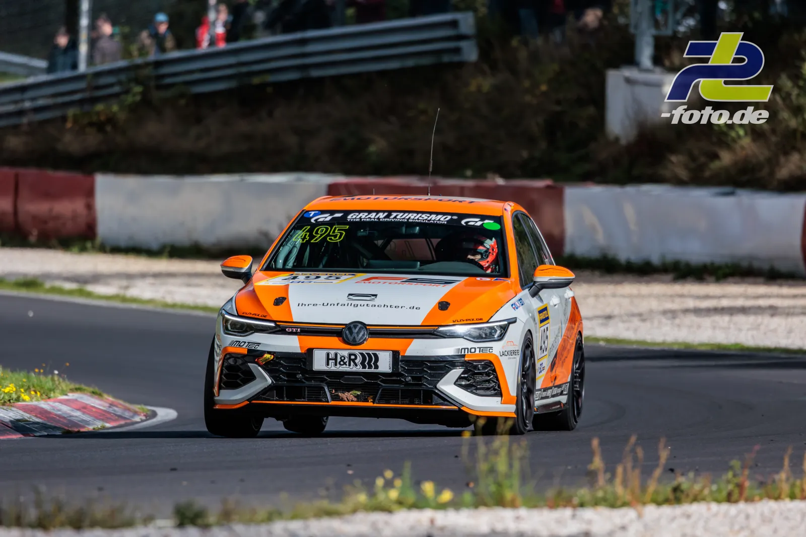 VW Golf 8.5 GTI Clubsport #495 des MSC Dhünn e.V. in orange-weißer Lackierung während des Rennens auf dem Nürburgring bei der NLS Sportwarte-Trophy.
