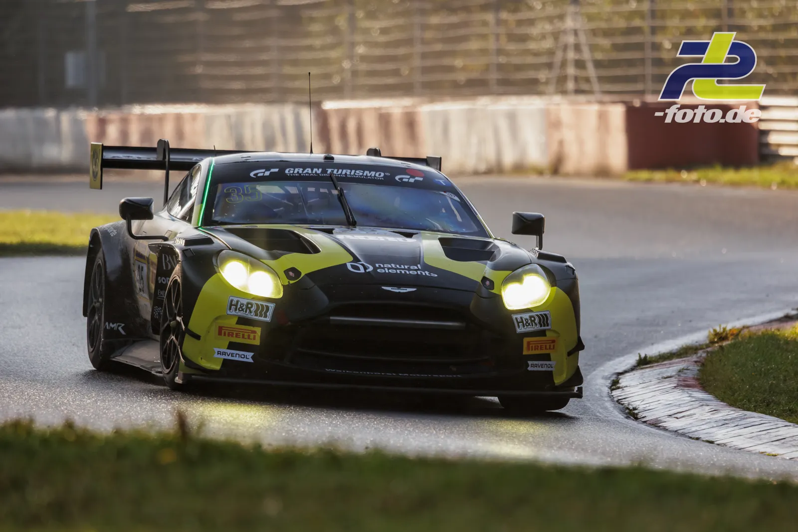 Aston Martin Vantage GT3 Nr. 37 von PROsport Racing im Qualifying beim NLS-Lauf am Nürburgring, in Kurve mit eingeschalteten Scheinwerfern.