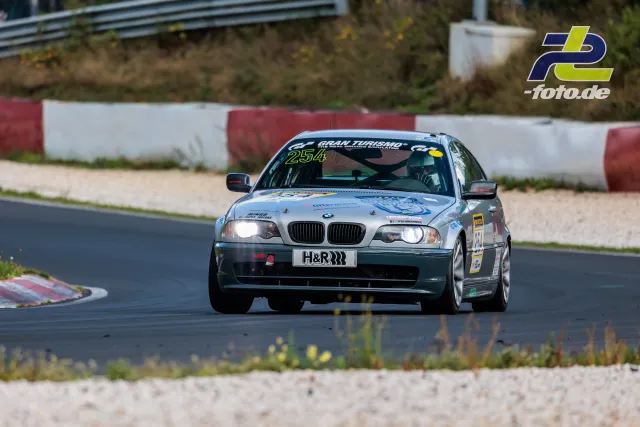 BMW 3er E46 mit Startnummer 254 in Kurve auf dem Nürburgring während der NLS Sportwarte-Trophy