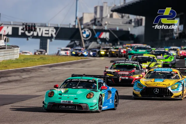 GT3-Fahrzeuge in der Einführungsrunde auf dem Nürburgring, angeführt von einem türkisfarbenen Porsche 911 GT3 R.