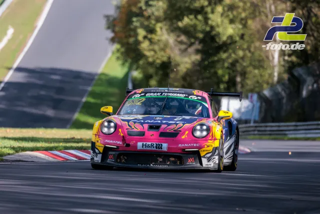 Porsche 911 GT3 R #632 in pink-gelber Lackierung im Rennen auf der Nordschleife des Nürburgrings